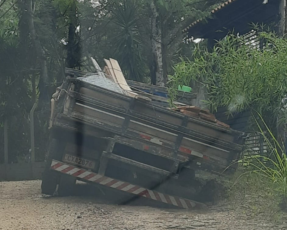 Transamazônica? Caminhão fica entalado em buraco em via no Guacuri